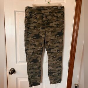 Rock & Republic Slimming Camouflage Denim Pull On Size 12